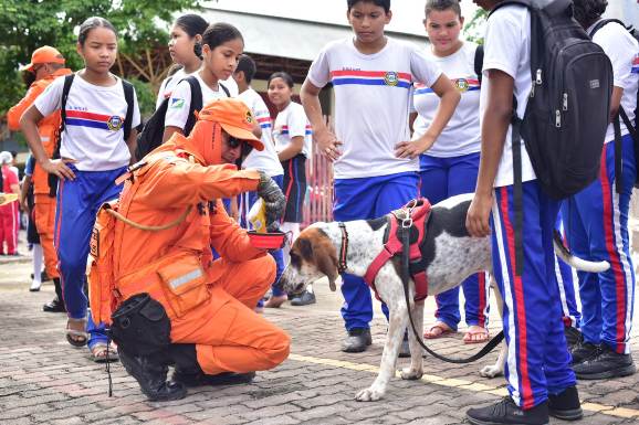 Escolas estaduais recebem programação com atividades do Corpo de Bombeiros