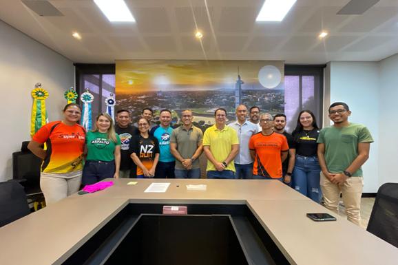 Prefeito Arthur Henrique e vereador Bruno Perez se reúnem com corredores por mais segurança