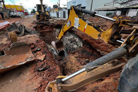 Rompimento na rede de esgoto: trecho entre a Ataide Teive e a José Aleixo é interditado para manutenção de emergência