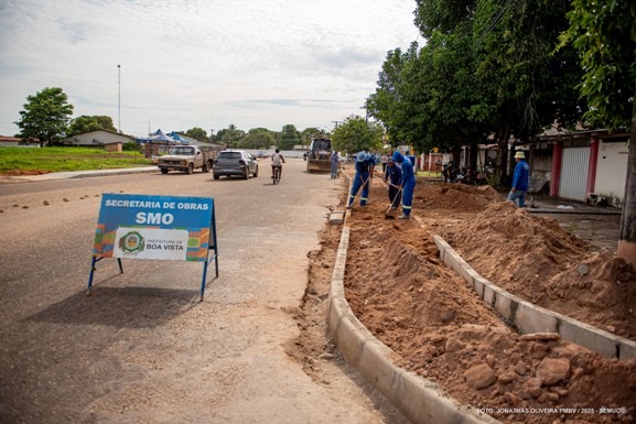 Prefeitura avança com construção de calçadas e meio-fio no bairro Paraviana