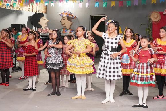 Arraiá CCJuv: festividade junina reúne alunos e familiares em noite especial de apresentações