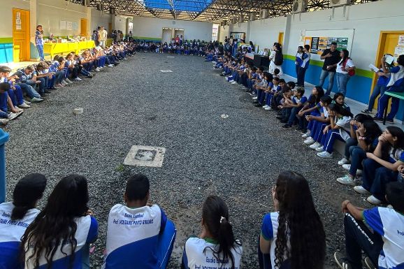 Escola Voltaire Pinto comemora 29 anos com grande arraial e abertura da cápsula do tempo