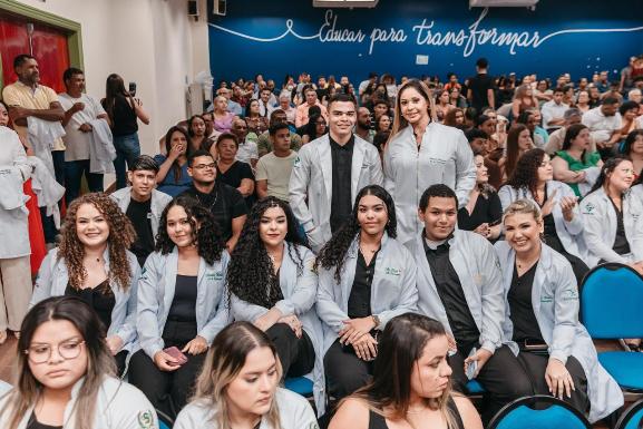 Formandos de Enfermagem da Estácio participam de cerimônia de troca de jaleco, nesta quarta-feira