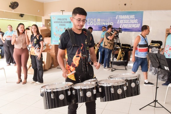 Governo entrega instrumentos musicais para fanfarras de Roraima