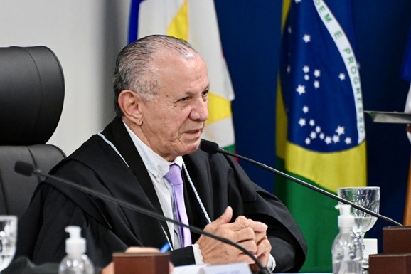 Conselheiro Manoel Dantas participa de sua última sessão plenária no TCERR