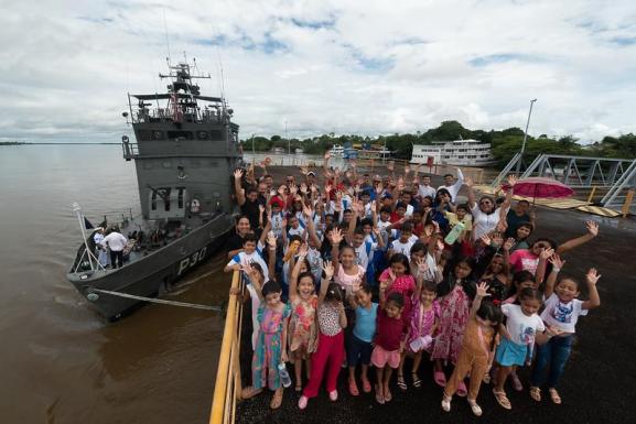 NPAFLU Roraima: crianças do CCJuv conhecem navio da Marinha aportado em Caracaraí para visitação