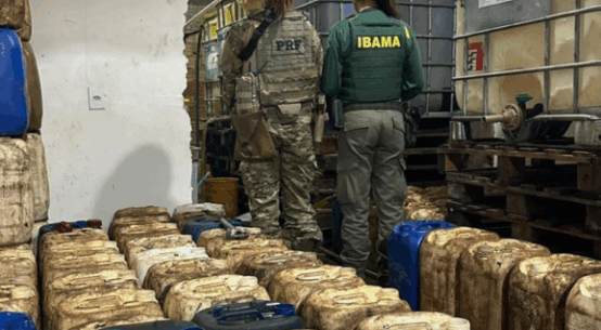 PRF e Ibama apreendem mais de três mil litros de combustível em depósito clandestino em Boa Vista