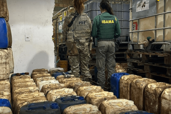 PRF e Ibama apreendem mais de três mil litros de combustível em depósito clandestino em Boa Vista