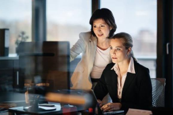 Santander oferece 3 mil bolsas gratuitas para quem se interessa em atuar com investimentos e produtos financeiros