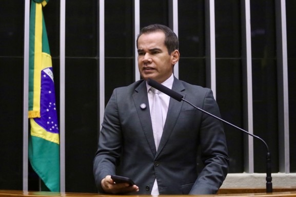 Stélio Dener propõe internet gratuita em voos domésticos através de regulamentação pioneira dos serviços digitais à bordo