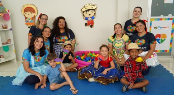 Arraial do ABA: brincadeiras típicas reforçam desenvolvimento social das crianças atendidas pelo Teamarr