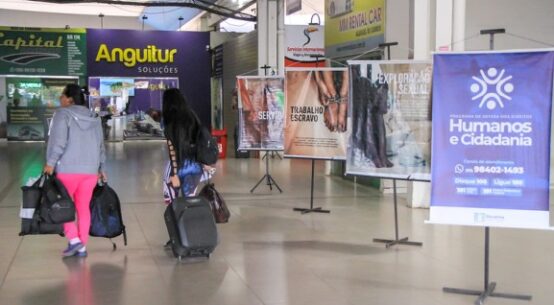 Passageiros e usuários da Rodoviária Internacional de Boa Vista recebem informações sobre tráfico humano