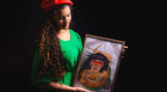 Artista plástica Alícia Bianca expõe em Mural Coletivo em Parintins