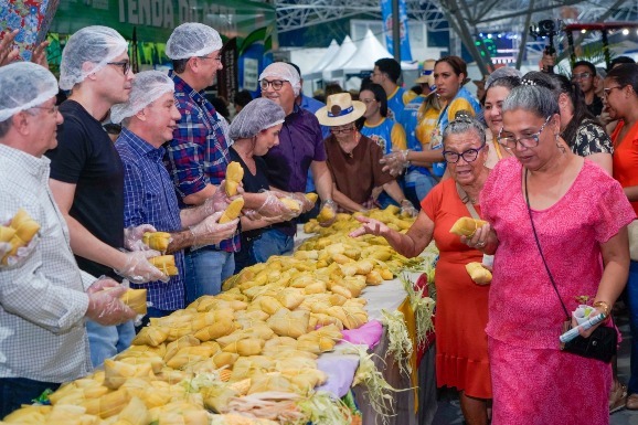 Novo recorde: 1,3 tonelada de pamonha foi entregue aos visitantes do São João no Parque Anauá