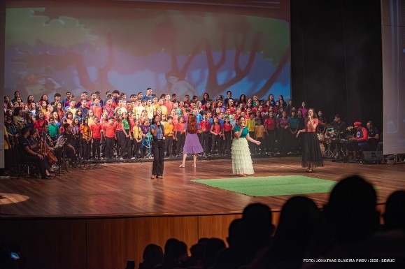 Emoção e nostalgia marcam aniversário de 24 anos do ArtCanto no Teatro Municipal