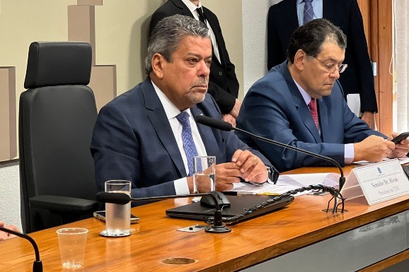 Senado aprova convite para Gilberto Carvalho esclarecer contratos com ONGs