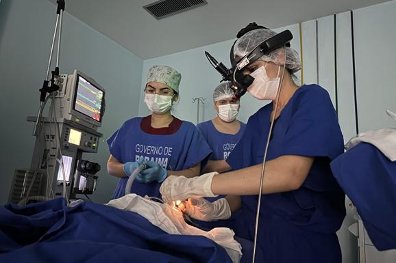 Maternidade faz primeira cirurgia oftalmológica a laser em recém-nascido indígena com equipe própria