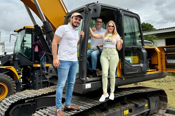 Zé Haroldo Cathedral assegura escavadeira hidráulica para a infraestrutura rural em São João da Baliza