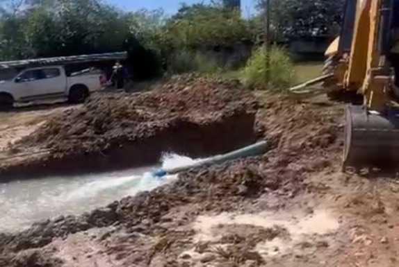 Caer faz manutenção de emergência em rede adutora na Av. Getúlio Vargas