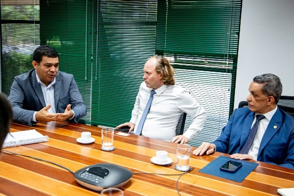 Parlamentares de Roraima discutem atualização do Código Ambiental com o presidente do Ibama em Brasília