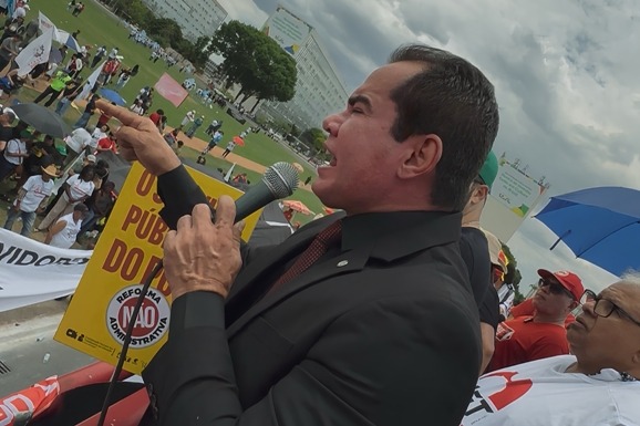 Stélio Dener participa de manifestação contra a Reforma Administrativa