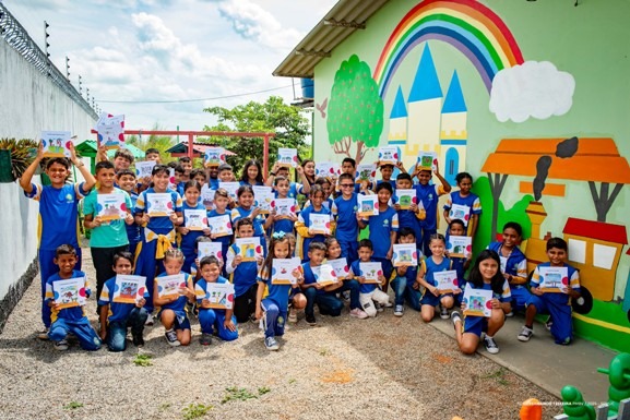 SuperAutor: autores mirins brilham em dia de autógrafo na Escola José David Feitosa