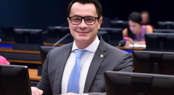 Comissão aprova parecer de Zé Haroldo que assegura atendimento prioritário a acompanhantes de pessoas com deficiência