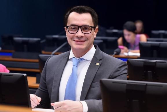 Comissão aprova parecer de Zé Haroldo que assegura atendimento prioritário a acompanhantes de pessoas com deficiência