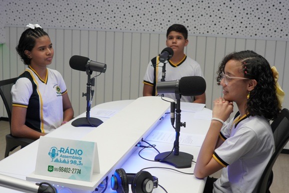 Girassol News: estudantes gravam telejornal no estúdio da Rádio Assembleia