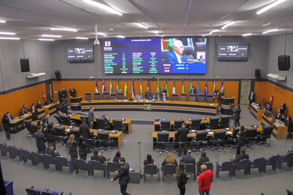Deputados aprovam requerimentos para realização de sessões solenes e itinerante
