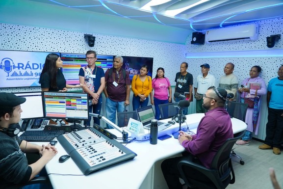 Projeto “La voz dos Refugiados” visitam estrutura de comunicação da ALERR