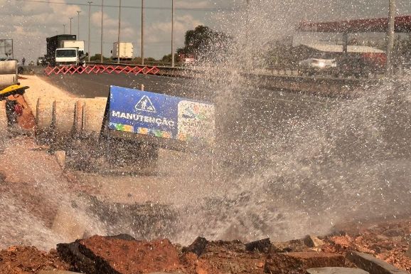 Rompimento de adutora compromete abastecimento de água nos bairros Araceli e São Bento