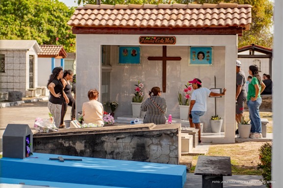 Dia de Finados reúne centenas de visitantes no Cemitério Municipal