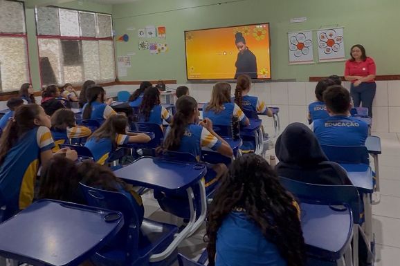 Procuradoria da Mulher leva palestra sobre prevenção à violência à Escola Municipal Newton Tavares