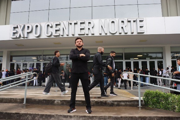 Conheça a trajetória de Dony Douglas, do Salão Fios de Luxo