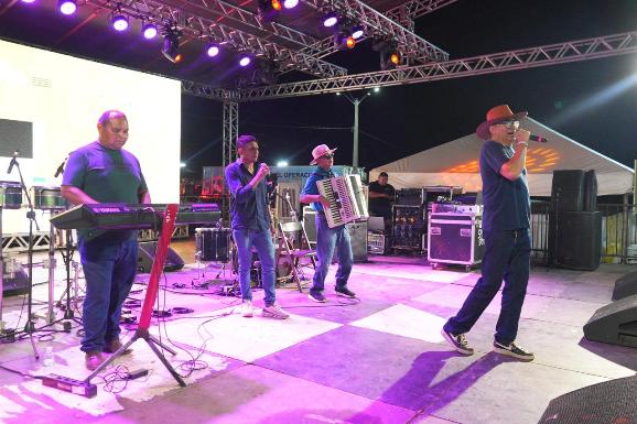 Artistas locais mostram diversidade de gêneros e animam o público na Expoferr Show 2025