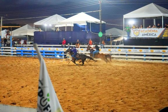 Vaqueiros disputam R$ 131 mil em prêmios na arena da Expoferr Show 2025