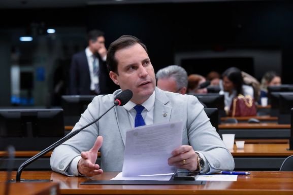 Projeto de Nicoletti restringe pagamento de benefícios sociais a estrangeiros no Brasil