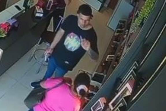 PCRR divulga imagem e pede apoio da população para identificar envolvidos em furto a loja de perfumes