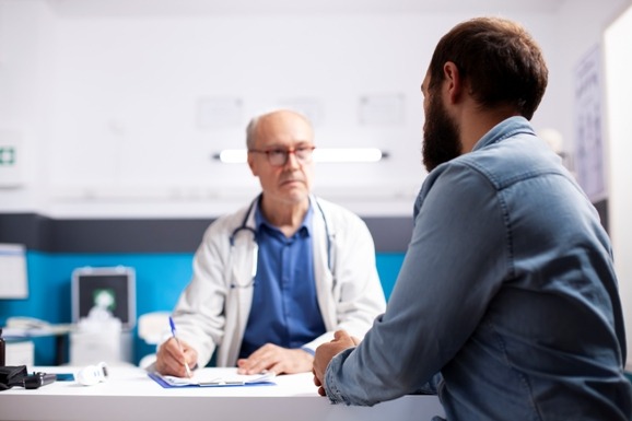 Novembro Azul: prevenção ainda é desafio entre homens, alerta médico de família