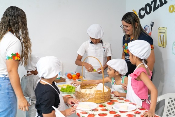 Oficina prática do Teamarr estimula autonomia alimentar de crianças com autismo
