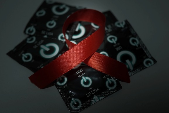 Dezembro Vermelho: ALERR amplia ações e leis para enfrentar o HIV/AIDS e combater o preconceito