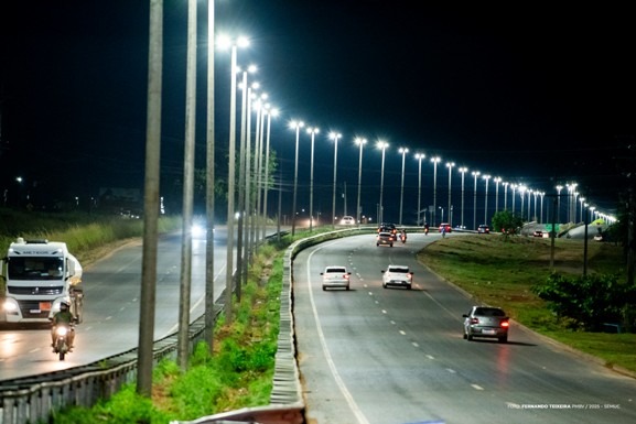Avenida Brasil ganha nova iluminação em LED