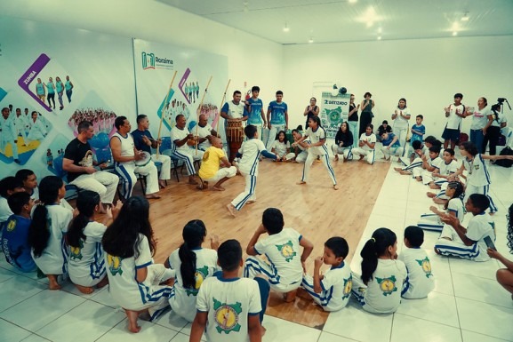Alunos de capoeira do Polo Pedra Pintada participam de cerimônia de troca de cordas