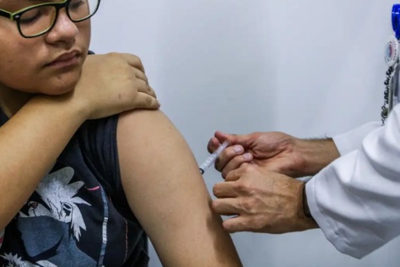 Jovens de 15 a 19 anos podem se vacinar contra HPV até junho de 2026