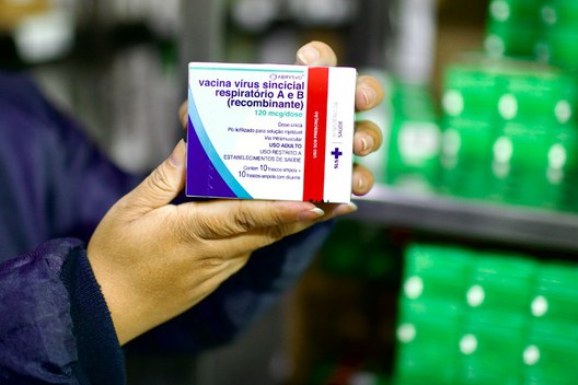 Roraima recebe 3,5 mil doses do primeiro lote da vacina contra o vírus sincicial respiratório para proteger gestantes e recém-nascidos