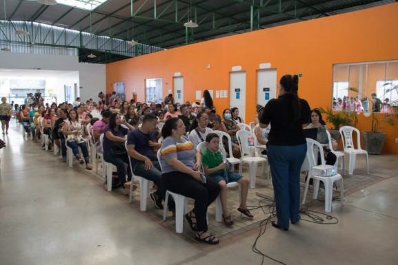 Centro de Convivência da Juventude reúne pais de alunos para tratar de regras da instituição