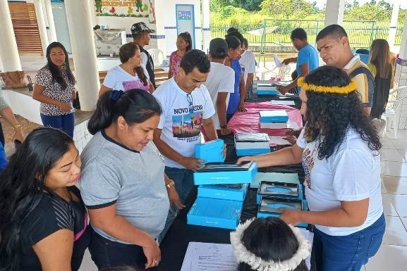 Alto Alegre: Estudantes e professores indígenas da rede estadual recebem tablets e notebooks