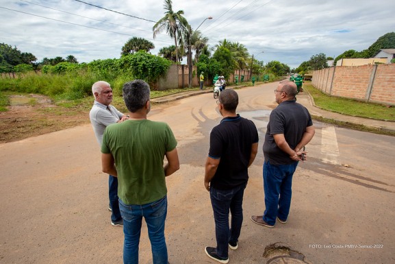 Arthur Henrique percorre bairros para verificar limpeza e andamento de obras