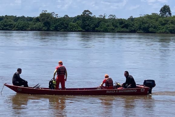 Caracaraí: Bombeiros buscam por criança desaparecida em naufrágio no Rio Branco